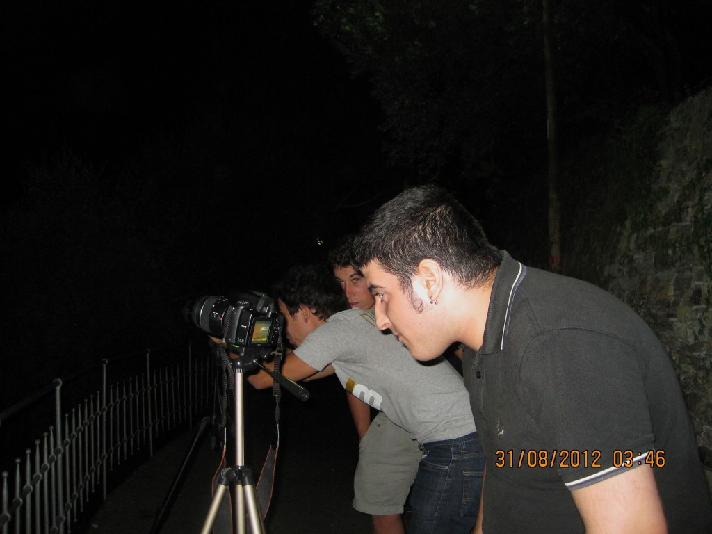Matteo, William e Jacopo mentre scattano foto.