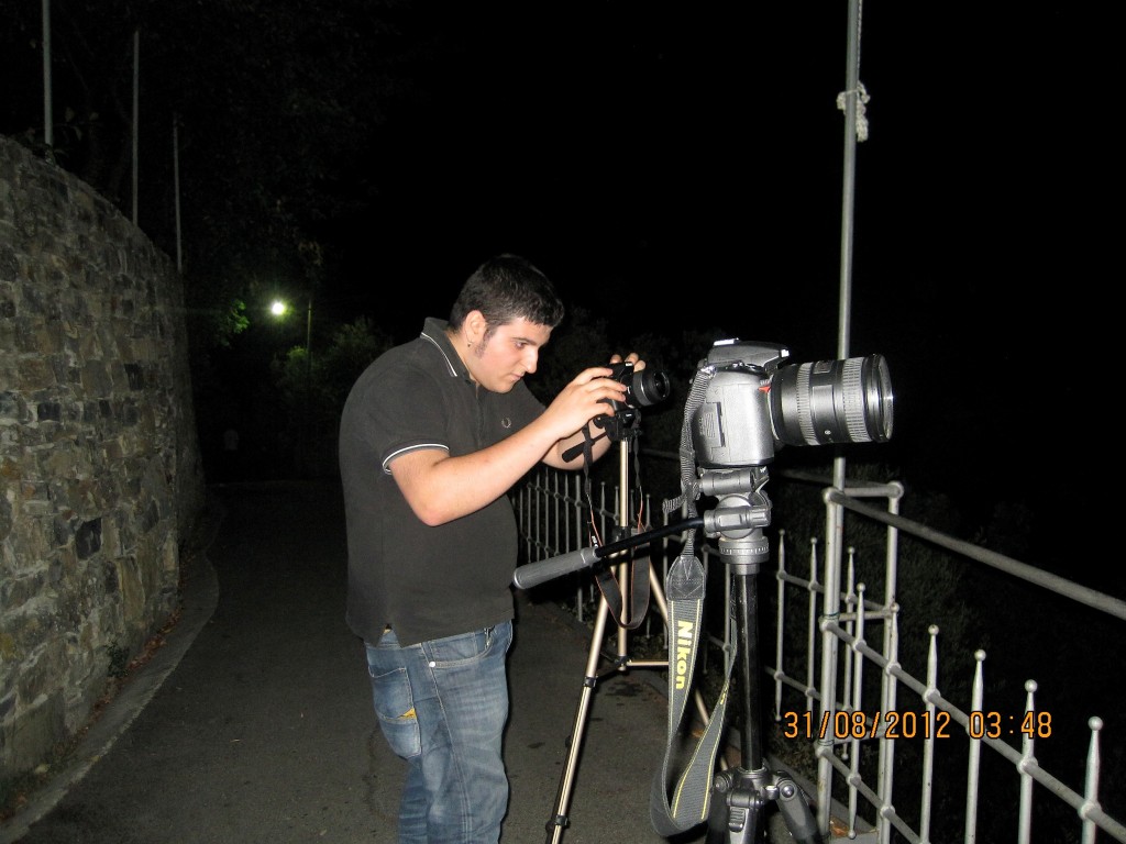 Matteo intento a fotografare.