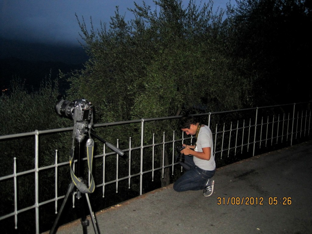 William mentre scatta fotografie.